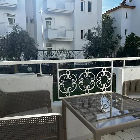 アパート Ground Floor In The Garden With Excellent Location