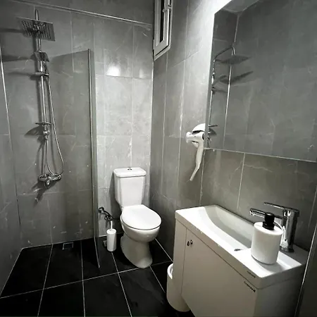 Ground Floor In The Garden With Excellent Location