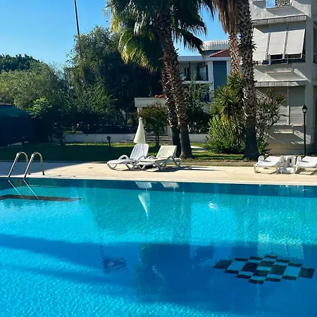 Ground Floor In The Garden With Excellent Location *