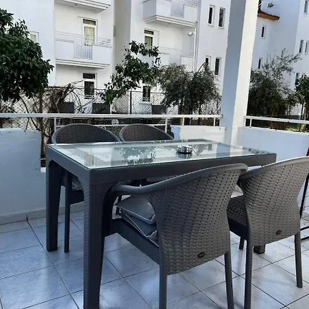アパート Ground Floor In The Garden With Excellent Location シダ