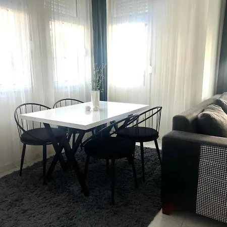 Ground Floor In The Garden With Excellent Location Апартаменти *
